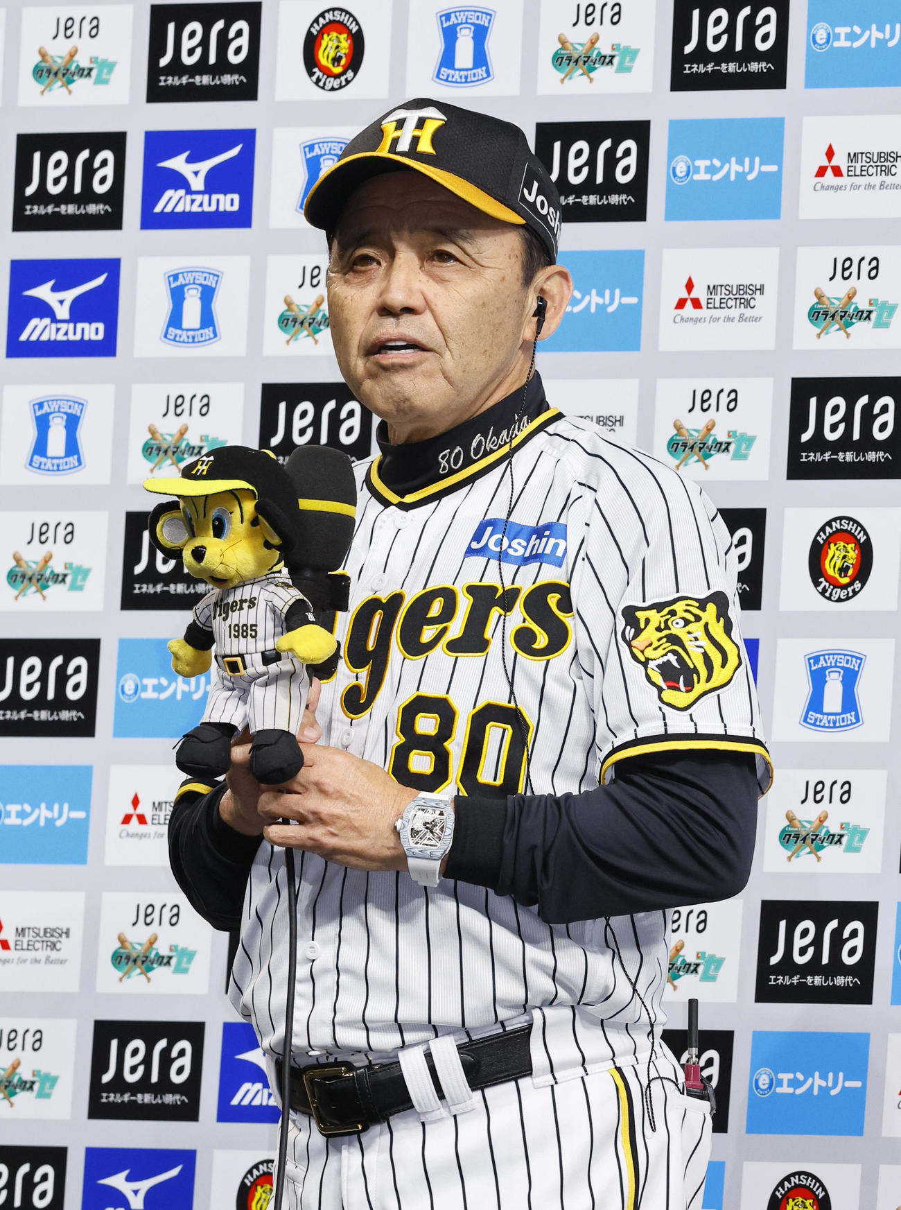 阪神対広島　日本シリーズ進出を決め、インタビューに答える阪神岡田監督（撮影・藤尾明華）