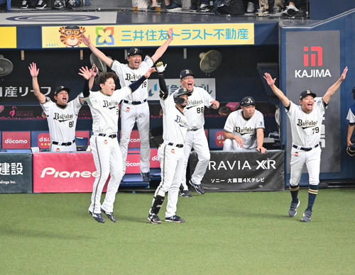 オリックス対ロッテ　8回裏オリックス2死一塁、頓宮の適時打で若月健矢が生還し喜ぶオリックスナイン（撮影・石井愛子）