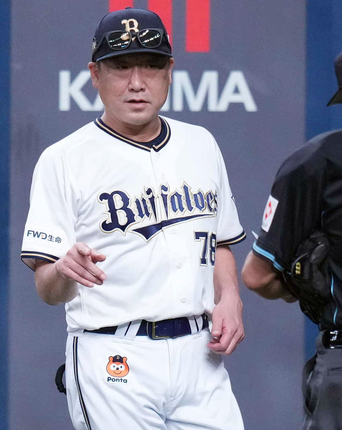 オリックス対ロッテ　5回裏を終え、選手の交代を告げる中嶋監督（撮影・狩俣裕三）