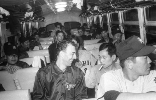 64年、日本シリーズ阪神－南海戦でのバスの中の阪神ナイン。中央がバッキー、同右は吉田義男