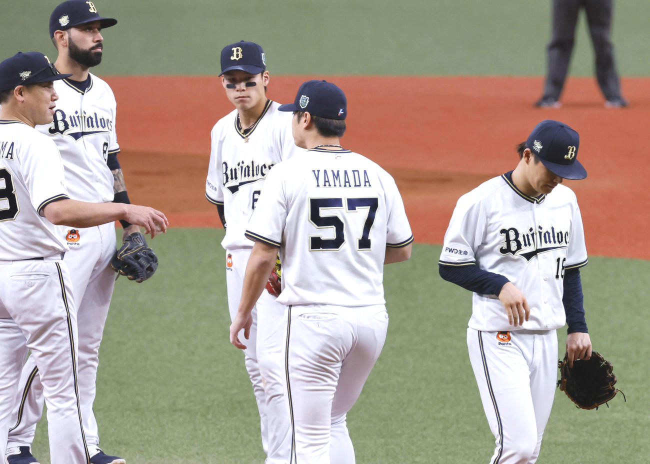 オリックス対阪神　6回表阪神2死二、三塁、降板する山本（右端）（撮影・藤尾明華）