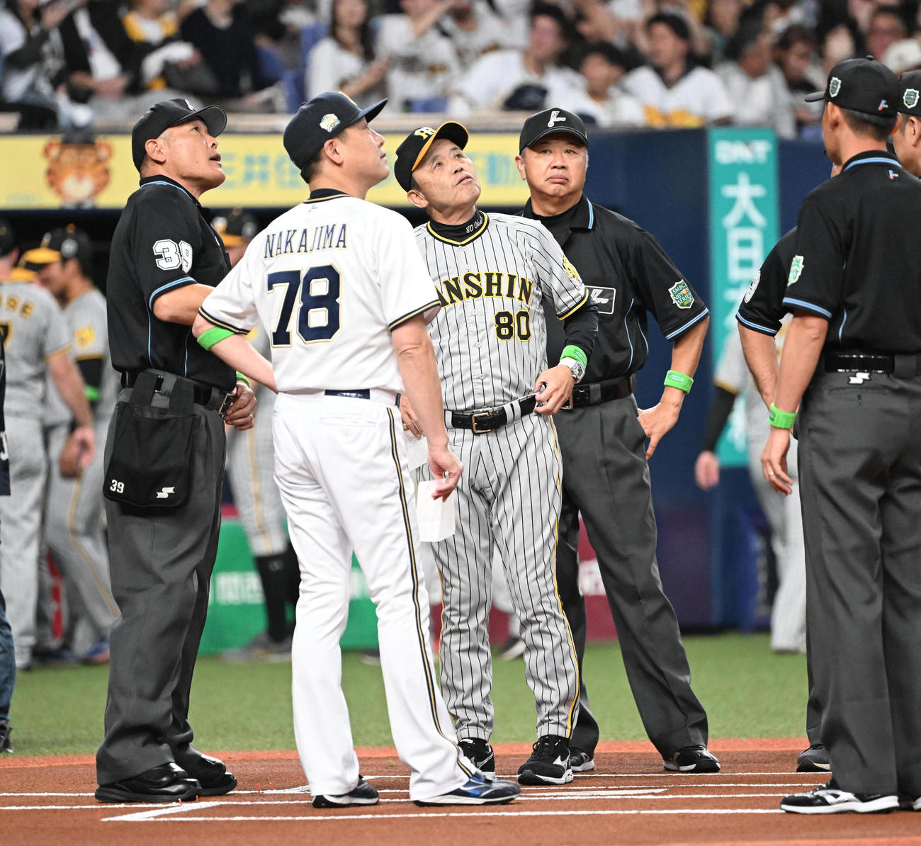 オリックス対阪神　メンバー表を交換するオリックス中嶋監督と阪神岡田監督（撮影・和賀正仁）