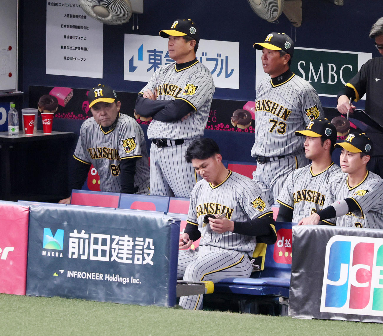 オリックス対阪神　9回表阪神1死、森下（左から3人目）は一邪飛を打ち上げベンチに戻る、左は岡田監督（撮影・加藤哉）