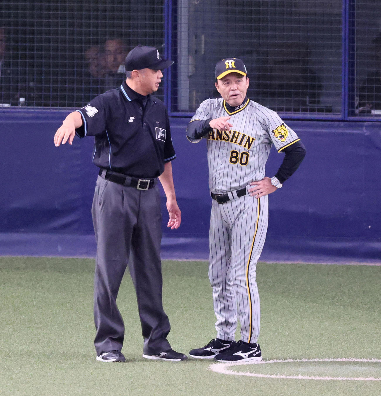 オリックス対阪神　1回裏オリックス1死一塁、森のファウル判定で嶋田責任審判（左）から説明を受ける岡田監督（撮影・加藤哉）