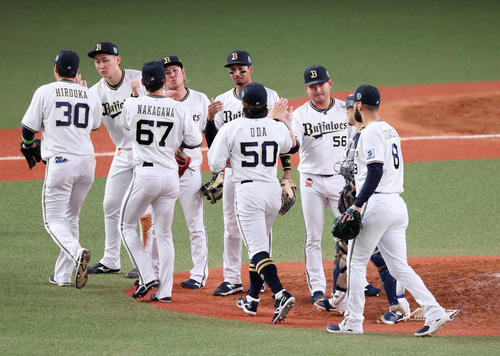 オリックス対阪神　阪神に勝利しタッチするオリックスナイン（撮影・加藤哉）