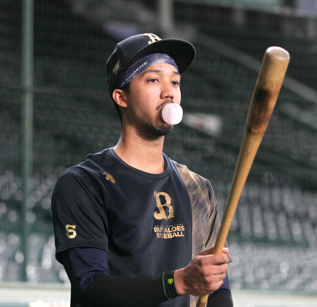 リラックスしながら風船ガムをふくらますオリックス宗（撮影・上山淳一）