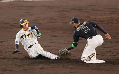 阪神対オリックス　3回裏阪神1死一塁、一塁走者近本は打者森下のとき二塁盗塁失敗。野手はゴンザレス（撮影・加藤哉）
