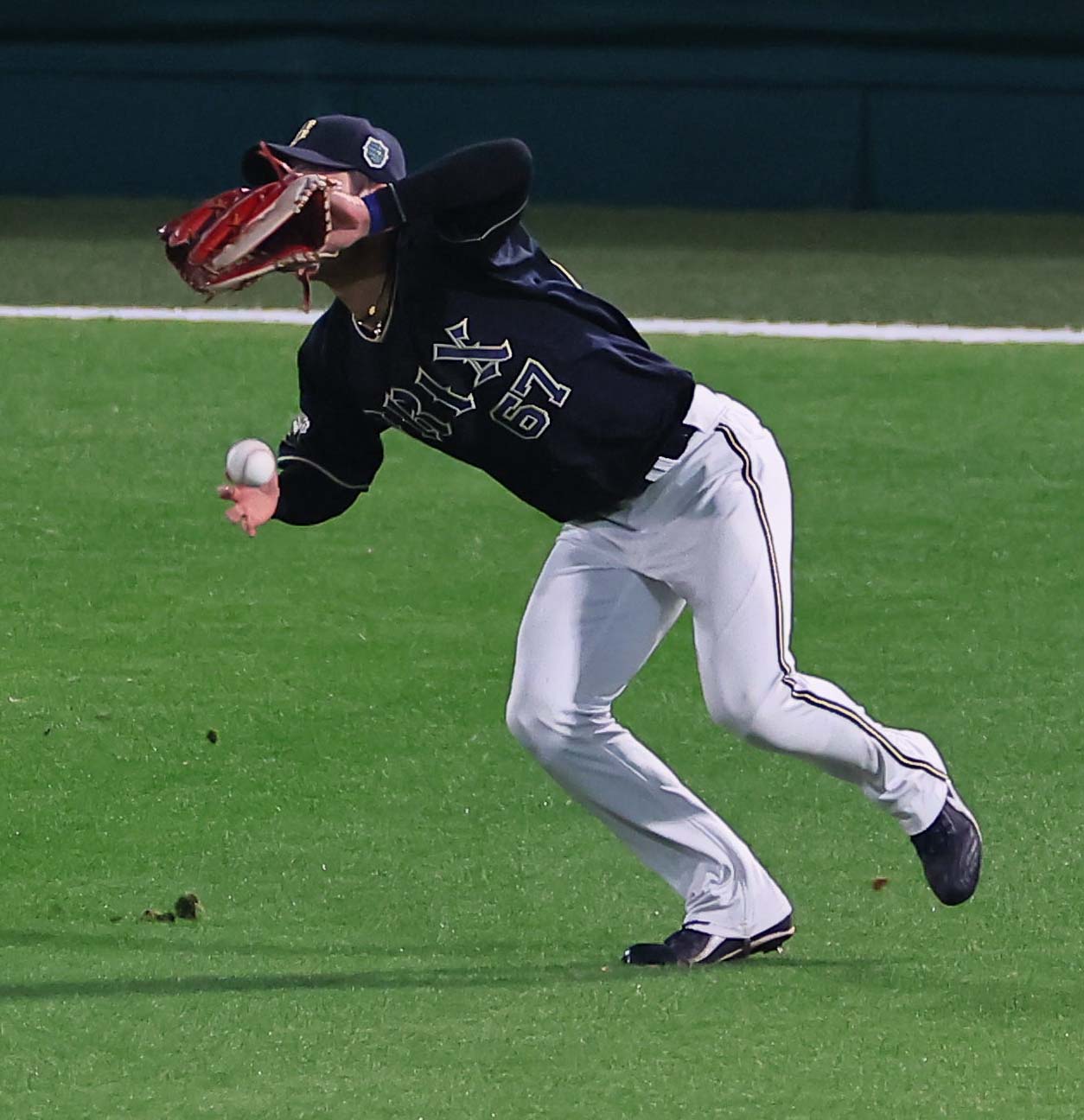 日本シリーズ第4戦　阪神対オリックス　7回裏阪神無死一塁、中川は近本の打球を落とす（撮影・上田博志）