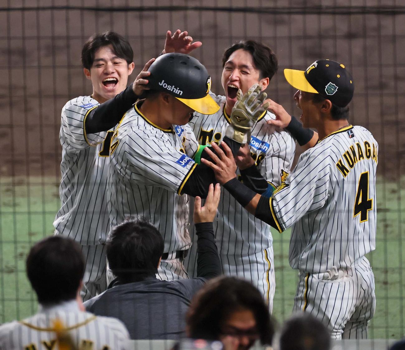 日本シリーズ第5戦　阪神対オリックス　8回裏阪神1死三塁、大山の適時打で生還した森下はナインから手荒い祝福を受ける（撮影・上田博志）