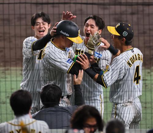 日本シリーズ第5戦　阪神対オリックス　8回裏阪神1死三塁、大山の適時打で生還した森下はナインから手荒い祝福を受ける（撮影・上田博志）