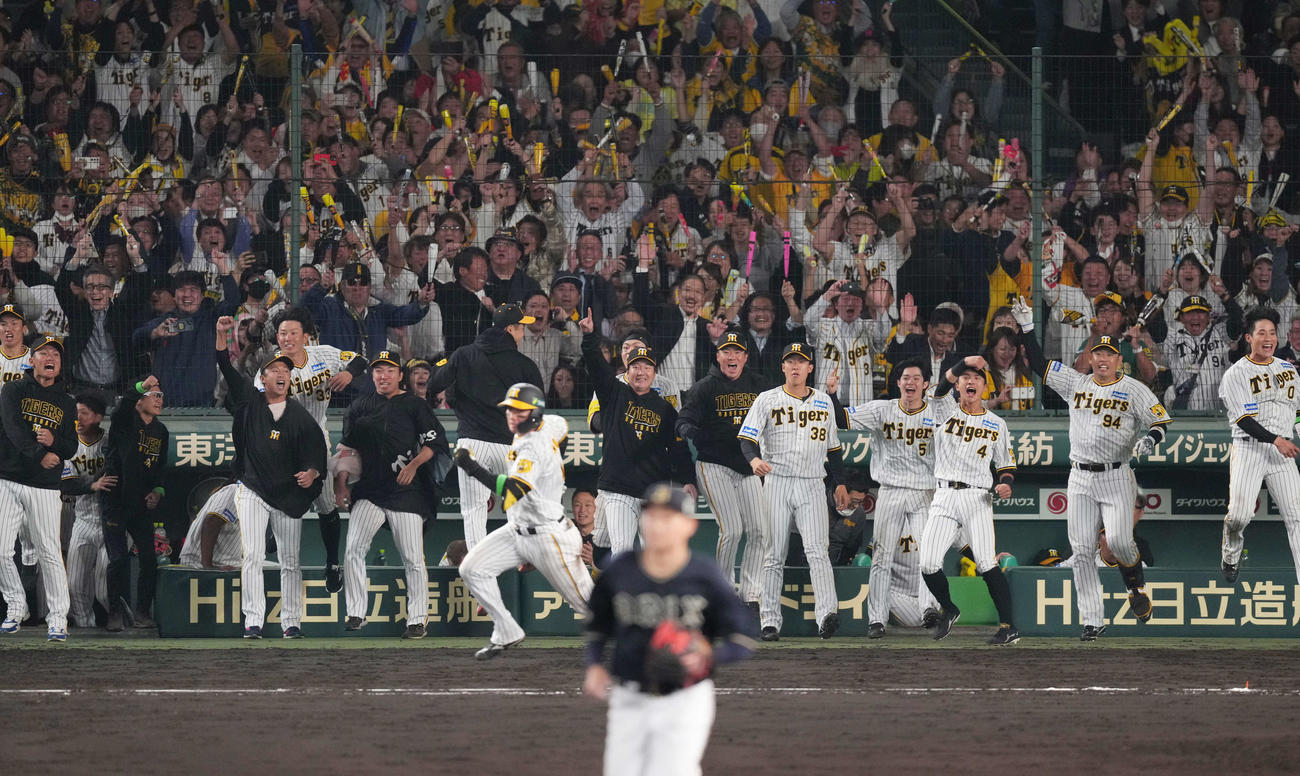阪神対オリックス　8回裏阪神1死二、三塁、森下（中央）の2点適時三塁打に盛り上がる阪神ナイン（撮影・菅敏）