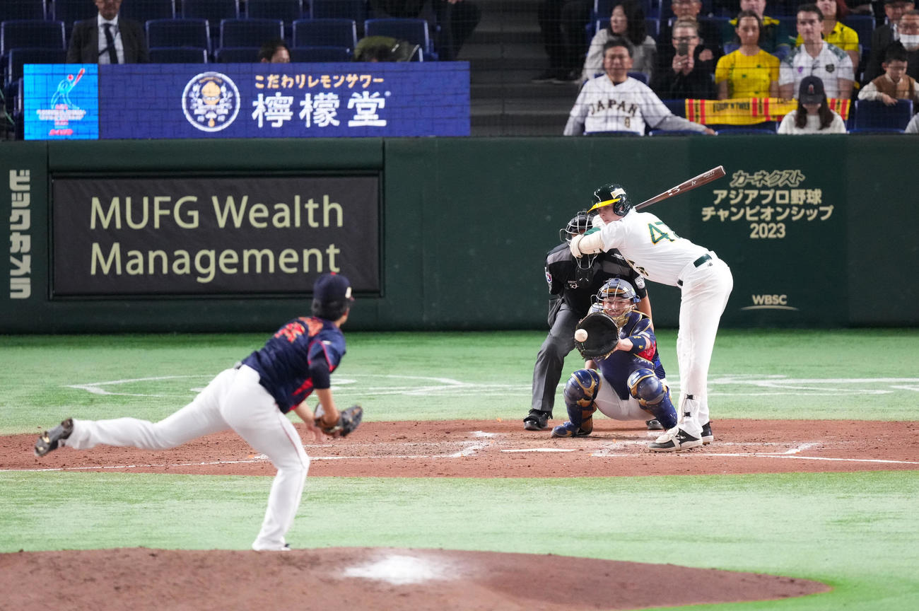 日本対オーストラリア　5回裏オーストラリア2死、三振に倒れるルーク・スミス。投手早川（撮影・菅敏）