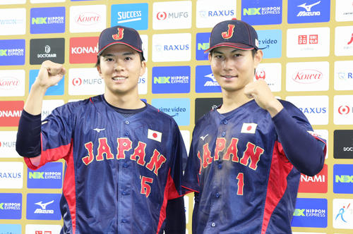 日本対オーストラリア　お立ち台で笑顔を見せる早川（左）と藤原（撮影・足立雅史）