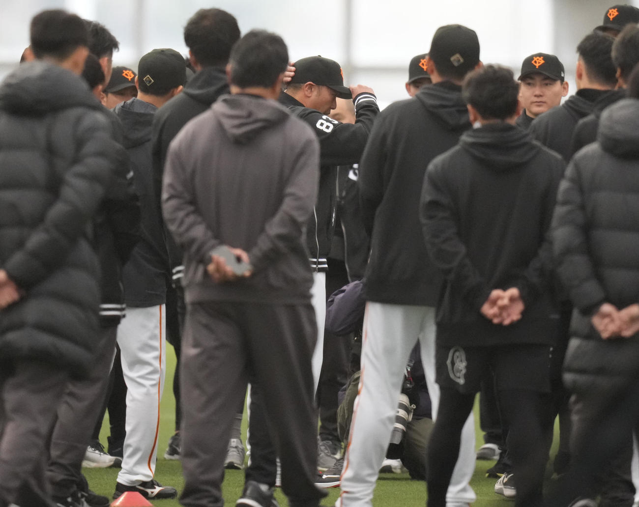 円陣の中心に入る巨人阿部監督（中央）