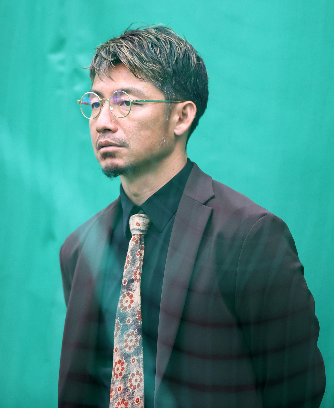 ブルペンを視察する日刊スポーツ評論家の鳥谷氏（撮影・上山淳一）