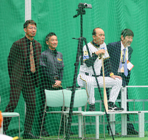 阪神岡田監督（右から2人目）とブルペンを視察する鳥谷氏（左）。右は下柳氏（撮影・上山淳一）