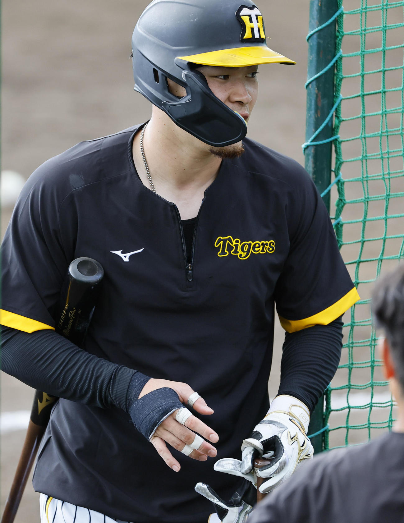 フリー打撃を終えた阪神佐藤輝。右手ははテーピングでグルグル巻き（撮影・藤尾明華）