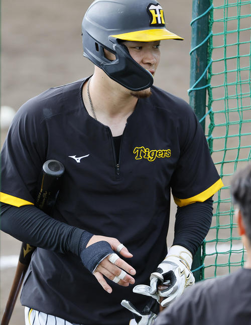 フリー打撃を終えた阪神佐藤輝。右手ははテーピングでグルグル巻き（撮影・藤尾明華）