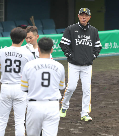 打撃練習をするナインを見る小久保監督（撮影・梅根麻紀）