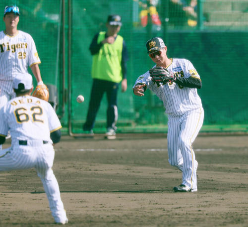 シートノックで二塁へ送球する木浪（撮影・加藤哉）