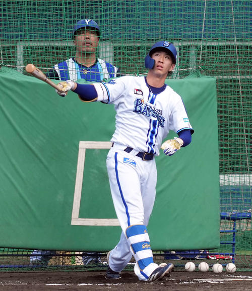 フリー打撃で柵越えをするDeNA度会（撮影・たえ見朱実）
