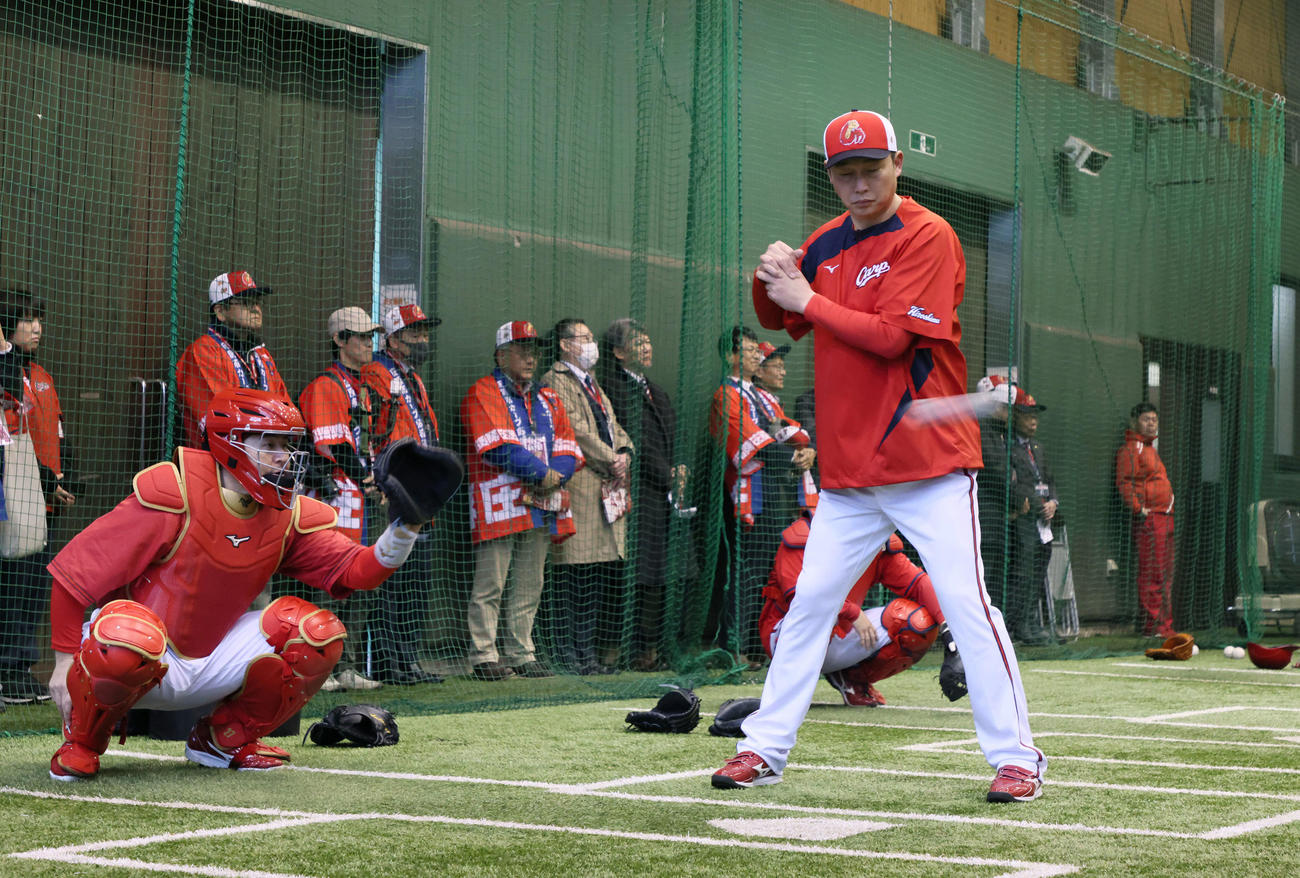 森翔平の球筋を打席に入ってチェックする広島新井監督（撮影・加藤孝規）