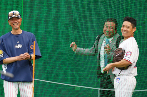 ヤクルト伊藤コーチ（左）、中村（右）と言葉を交わす里崎氏（撮影・横山健太）