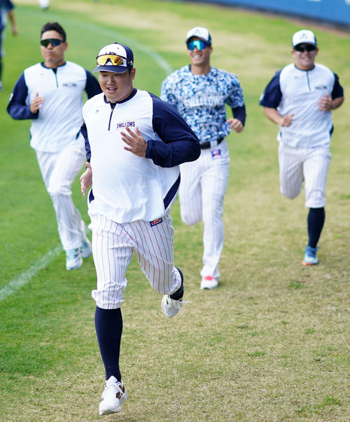 ダッシュで先頭でゴールするヤクルト村上（手前）（撮影・横山健太）