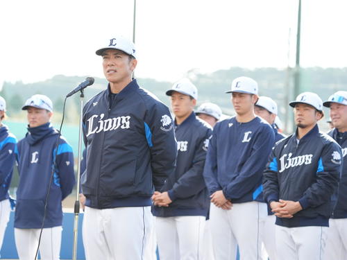 西武南郷キャンプ　歓迎セレモニーであいさつする西武松井監督（撮影・小沢裕）