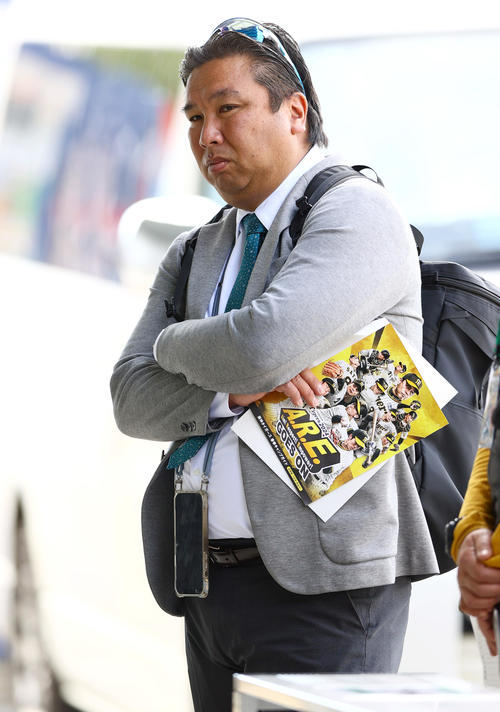 宜野座のブルペンを視察する日刊スポーツ評論家の里崎智也氏（撮影・上山淳一）