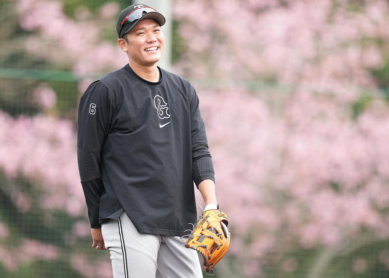 居残り特守で笑顔の巨人坂本（撮影・鈴木みどり）