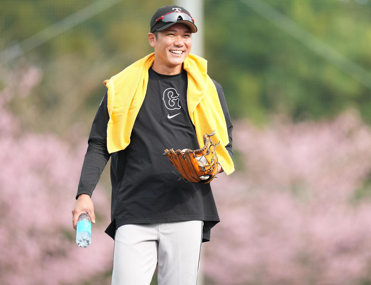 居残り特守を終え、笑顔で引き揚げる巨人坂本（撮影・鈴木みどり）