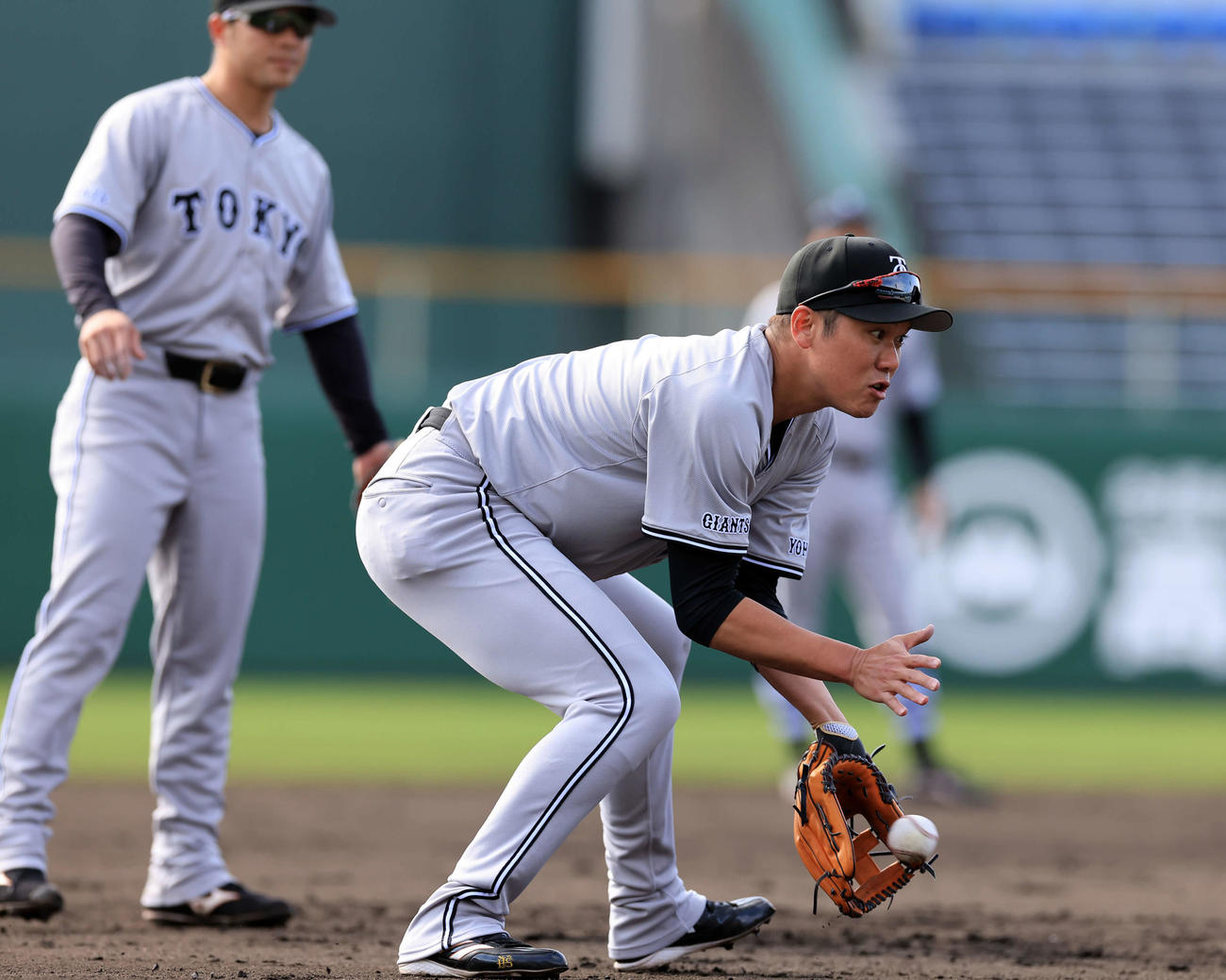 シートノックを受ける巨人坂本（撮影・浅見桂子）