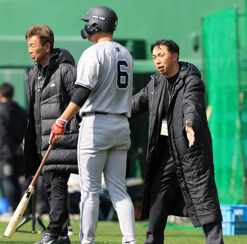 フリー打撃前、巨人坂本（手前）にアドバイスする宮本慎也氏（撮影・浅見桂子）
