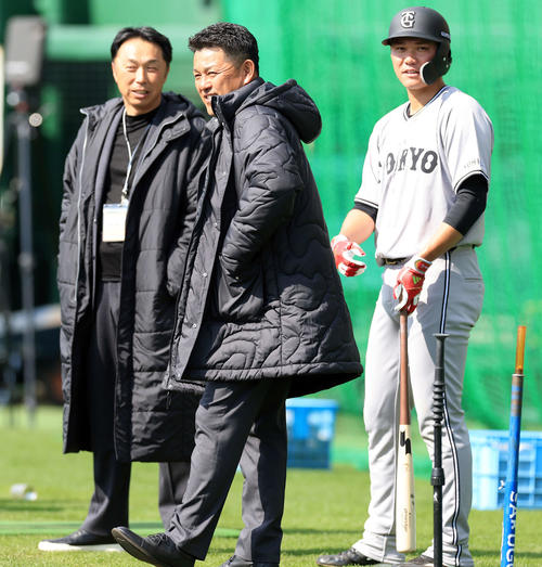 フリー打撃前、キャンプ地を訪れた宮本慎也氏（左）、谷繁元信氏（中央）と話す巨人坂本（撮影・浅見桂子）