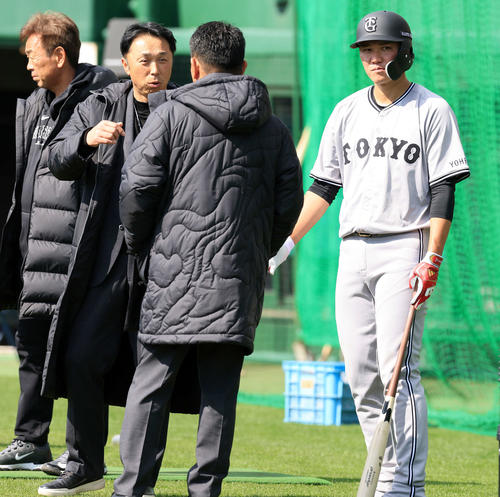 フリー打撃前、視察した宮本慎也氏（左）、谷繁元信氏（手前）と話す巨人坂本（撮影・浅見桂子）