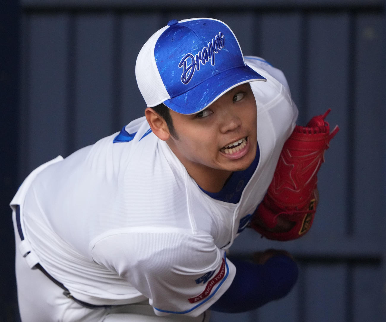 シート打撃練習登板後、ブルペンに入り気迫に満ちた表情で投球をする根尾（撮影・森本幸一）