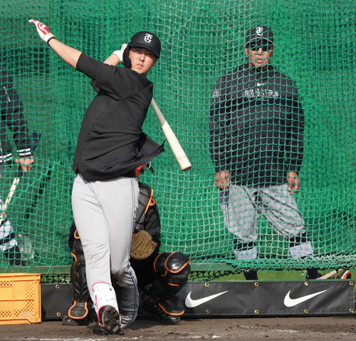 居残り特打する巨人秋広。右は阿部監督（2024年2月8日撮影）