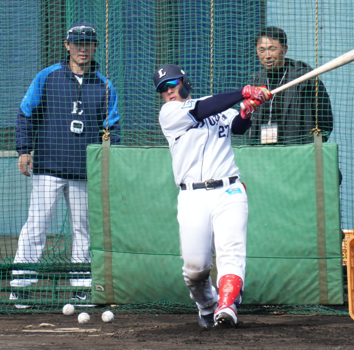 西武南郷キャンプ4日目、フリー打撃に臨む西武炭谷。後方右は本紙評論家の宮本氏（撮影・小沢裕）