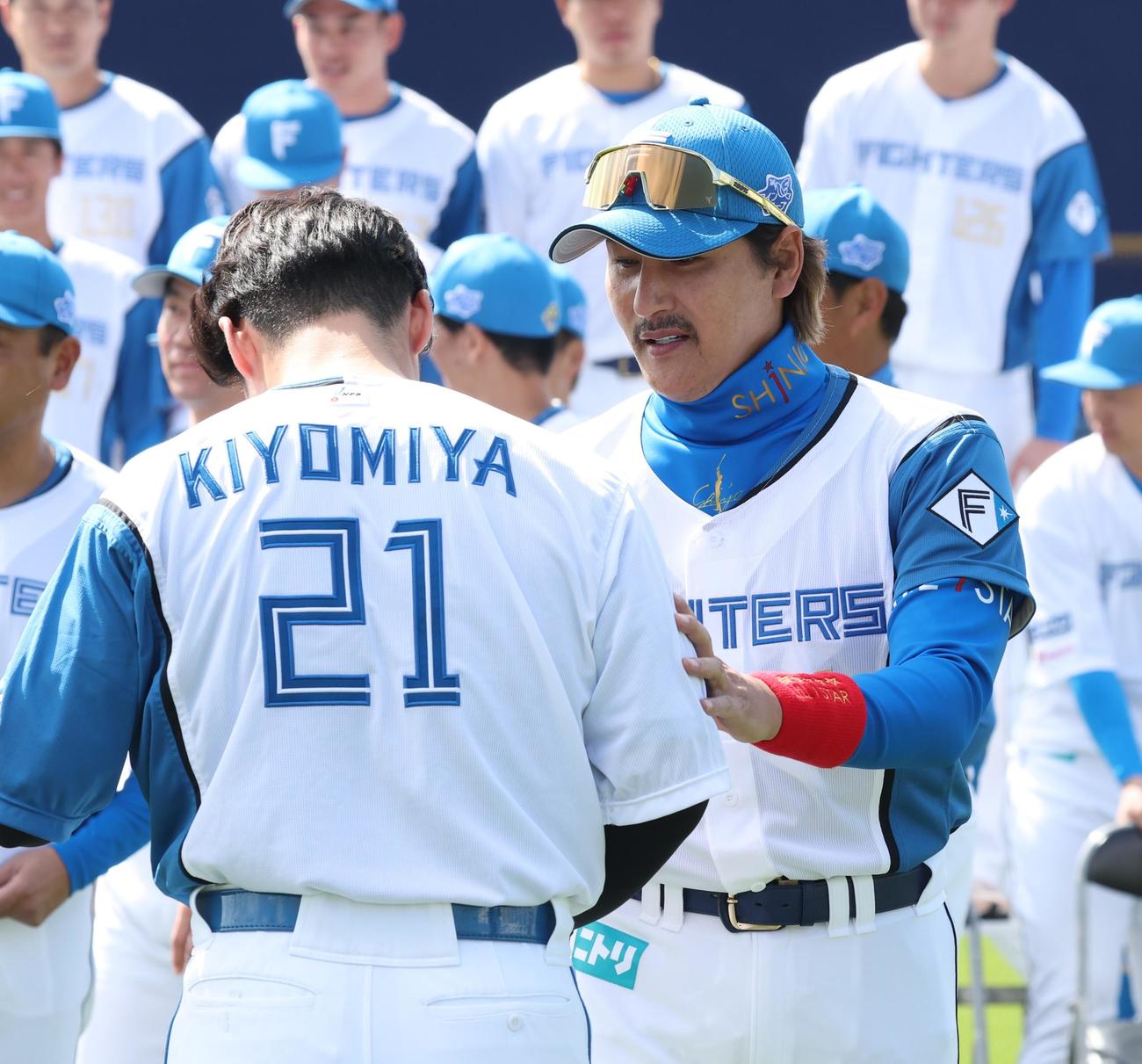 清宮と話す日本ハム新庄監督（撮影・黒川智章）