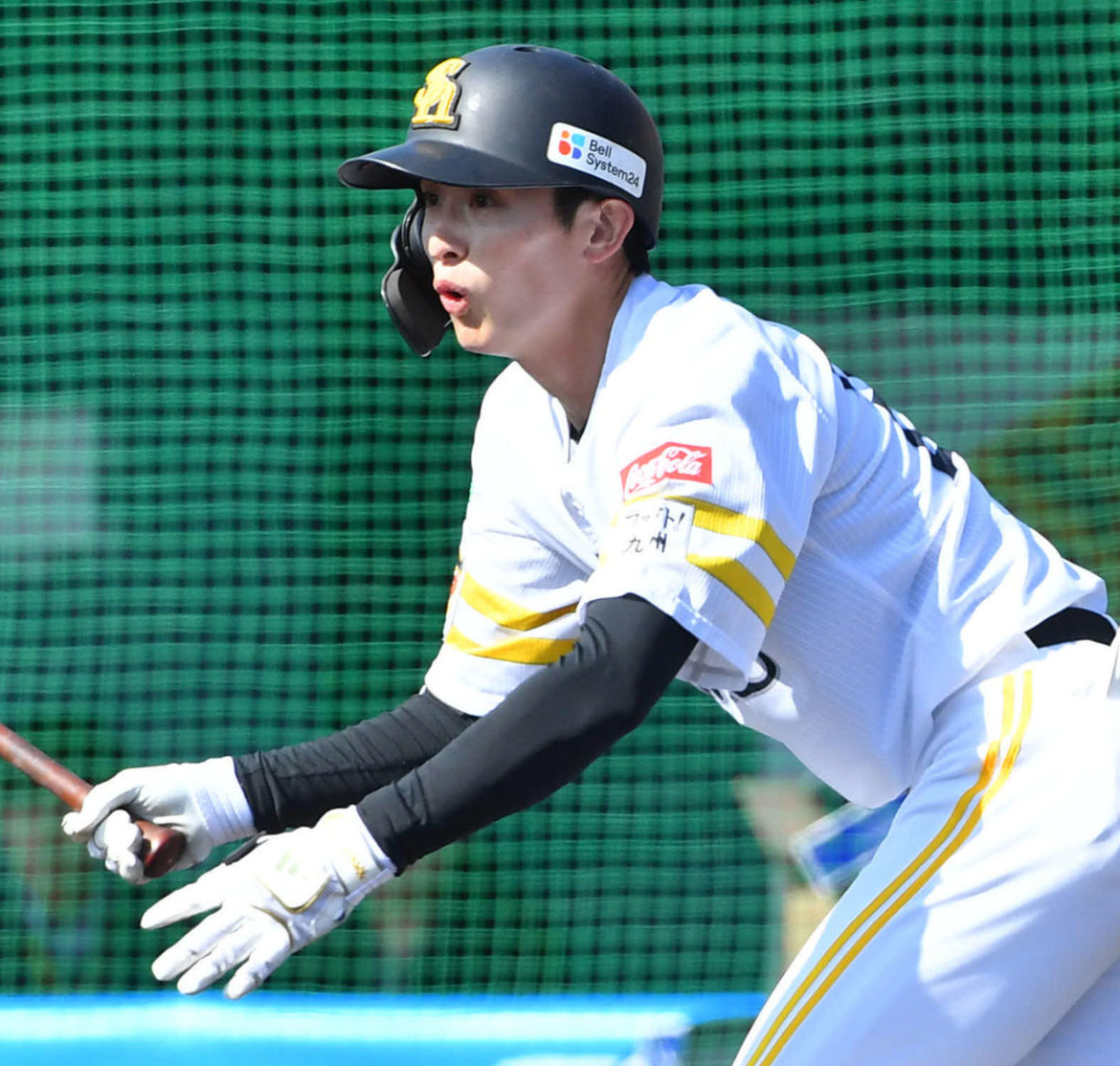 シート打撃で遊撃内野安打を放つソフトバンク周東（撮影・岩下翔太）