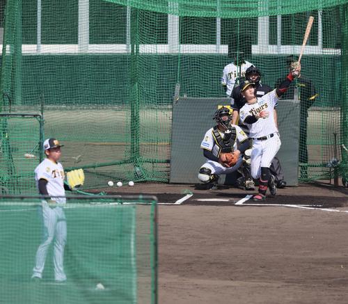 打撃投手に登板した村上（左）から左へサク越え弾を放つ野口（撮影・加藤哉）
