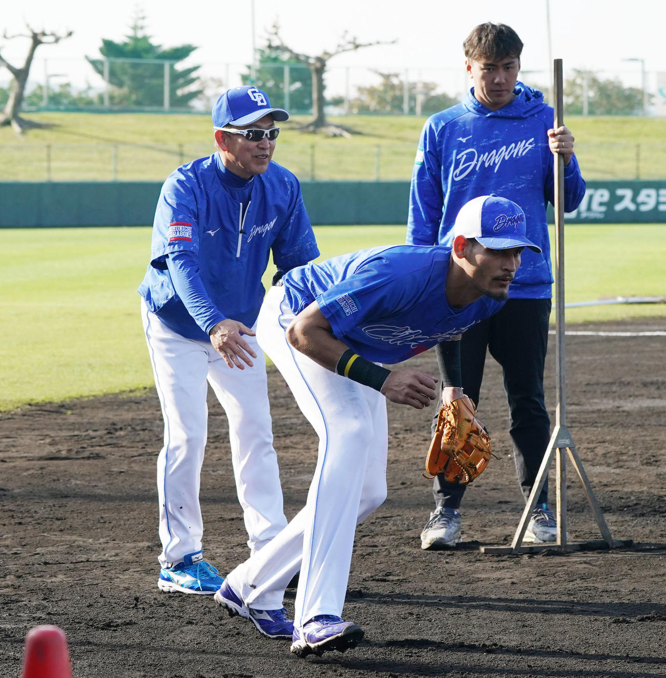 立浪監督からマンツーマンでアドバイスを受けるロドリゲス（中央）（撮影・森本幸一）