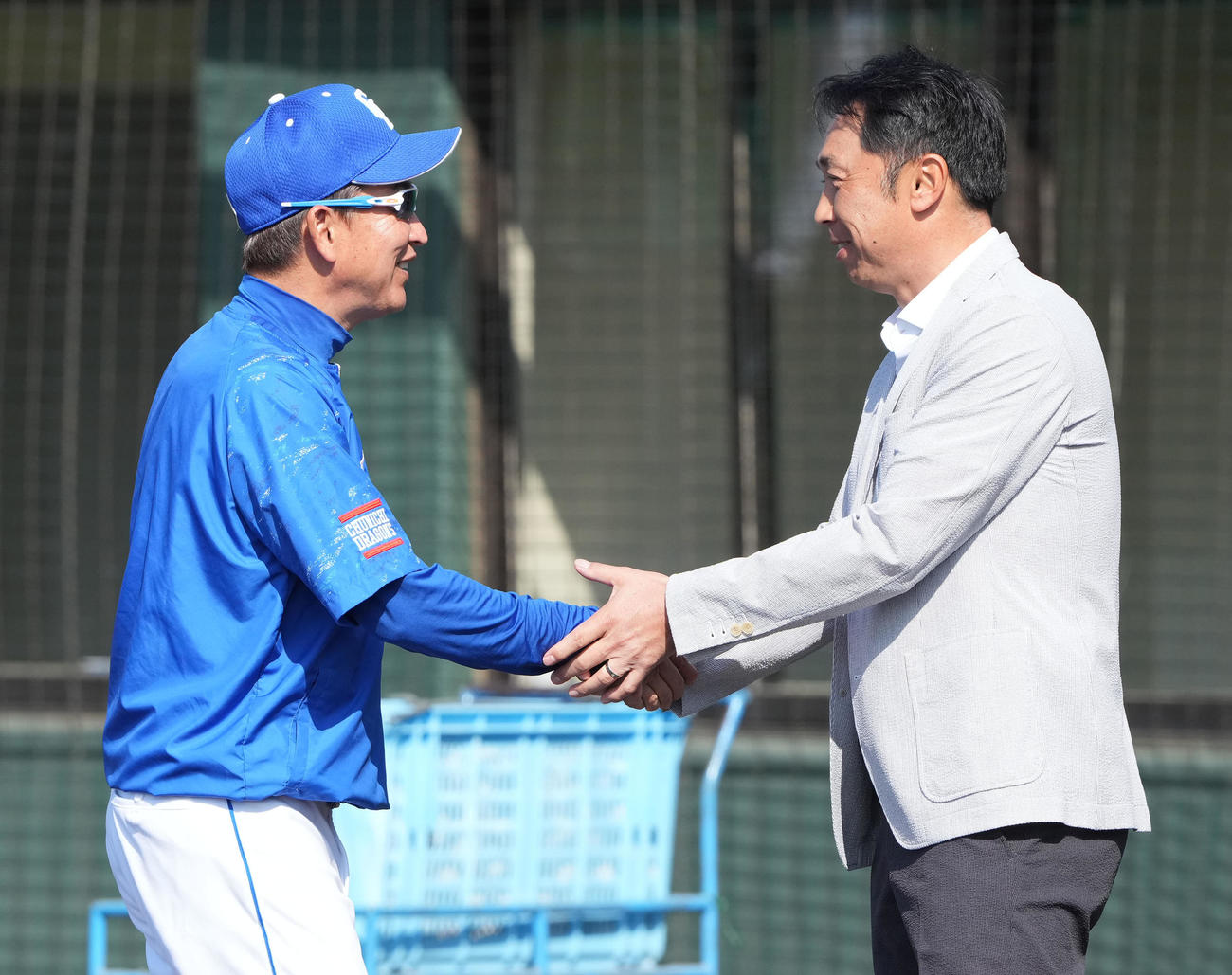立浪監督と握手を交わす宮本慎也氏（右）（撮影・森本幸一）