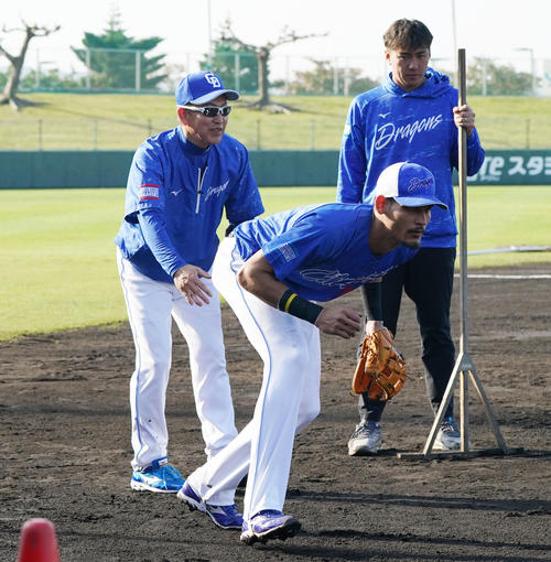 立浪監督からマンツーマンでアドバイスを受けるロドリゲス（中央）（撮影・森本幸一）