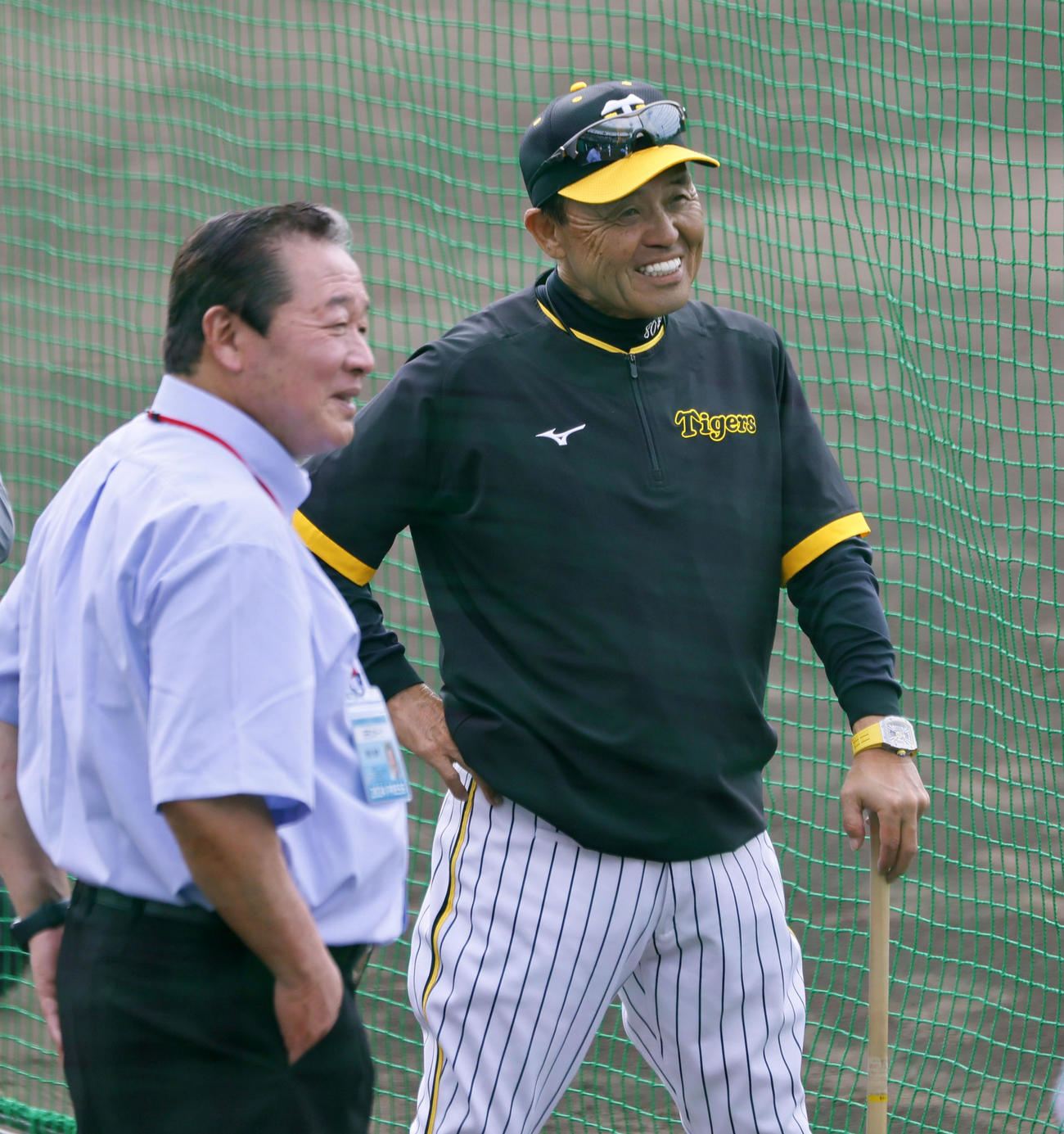 梨田昌孝氏（左）と談笑する岡田監督（撮影・藤尾明華）