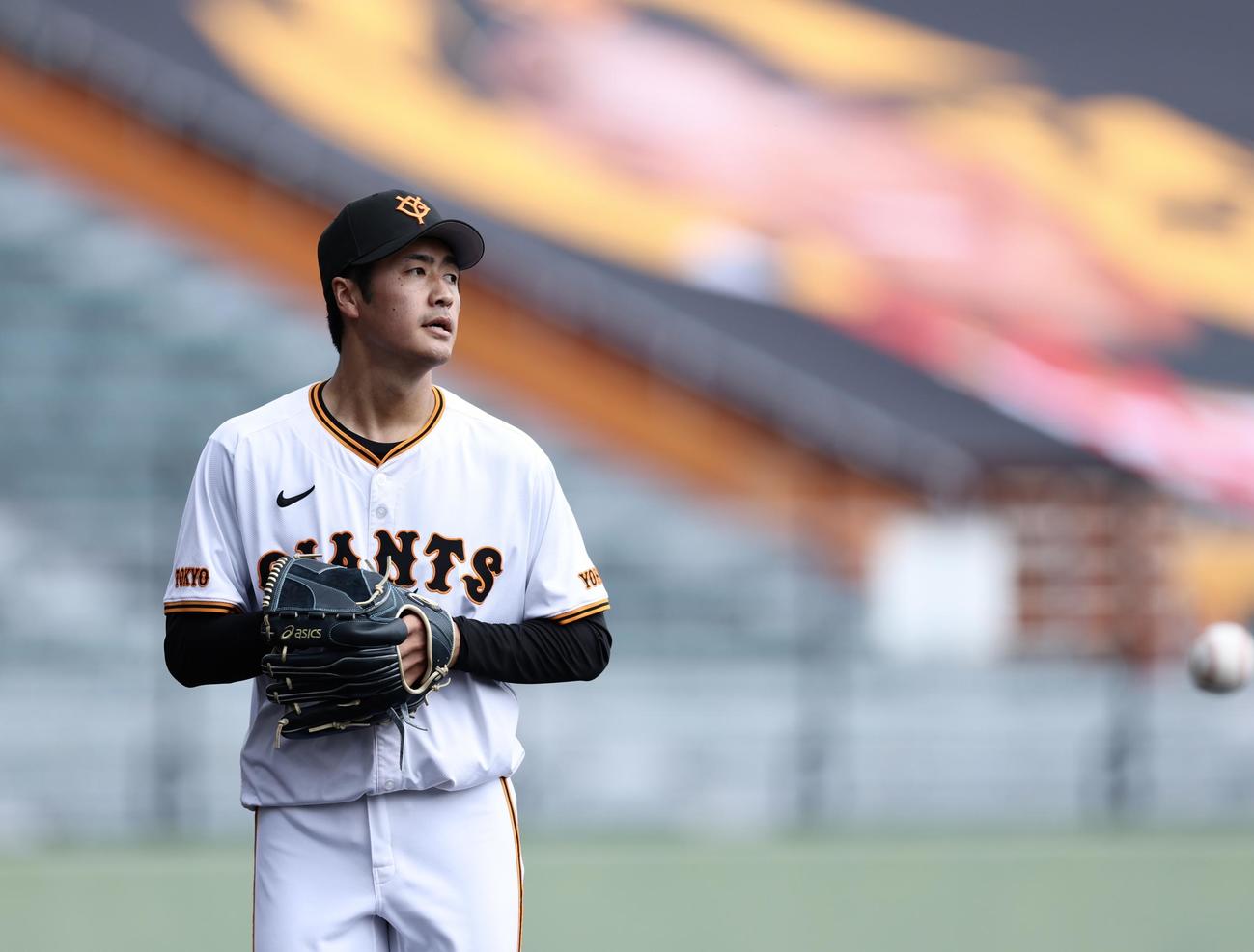 巨人対サムスン　2回表を抑え、ベンチに戻る西舘（撮影・河田真司）