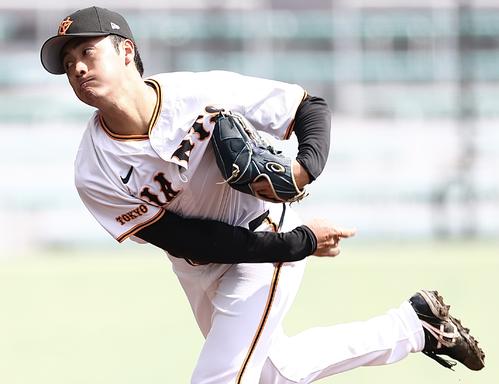 巨人対サムスン　2回表、力投する西舘（撮影・河田真司）