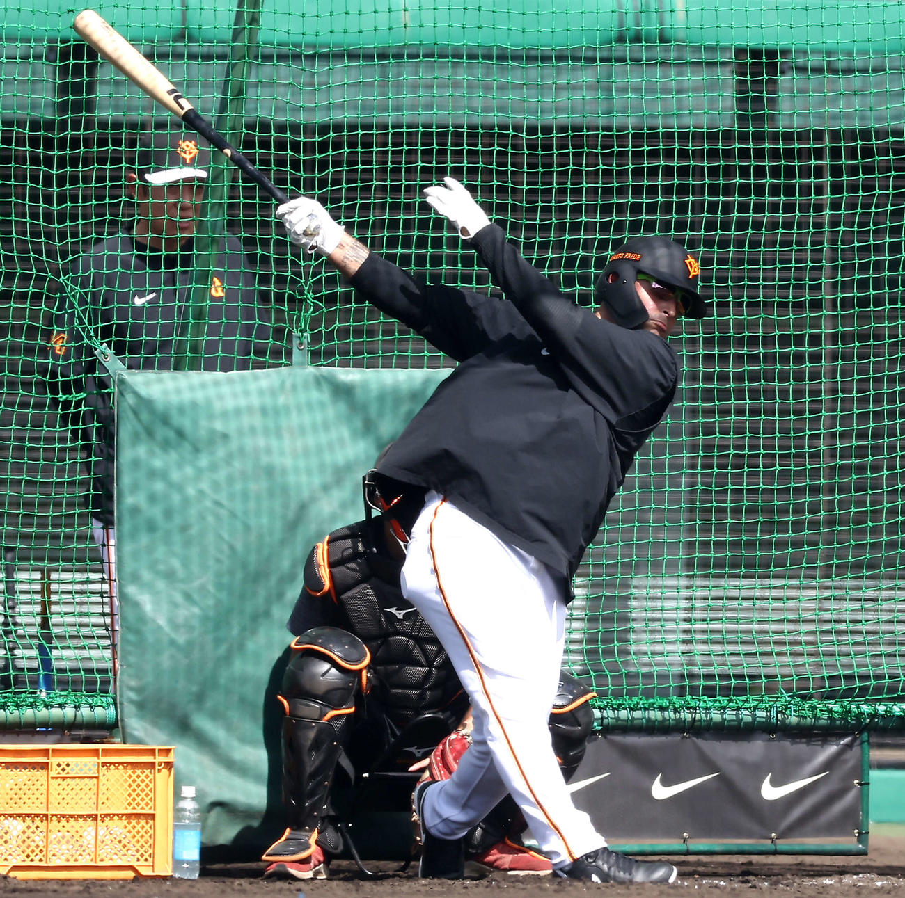 フリー打撃で右翼席に打球を飛ばす巨人オドーア（撮影・河田真司）