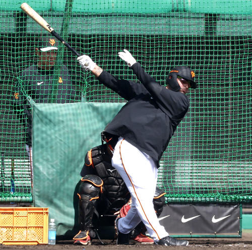 フリー打撃で右翼席に打球を飛ばす巨人オドーア（撮影・河田真司）
